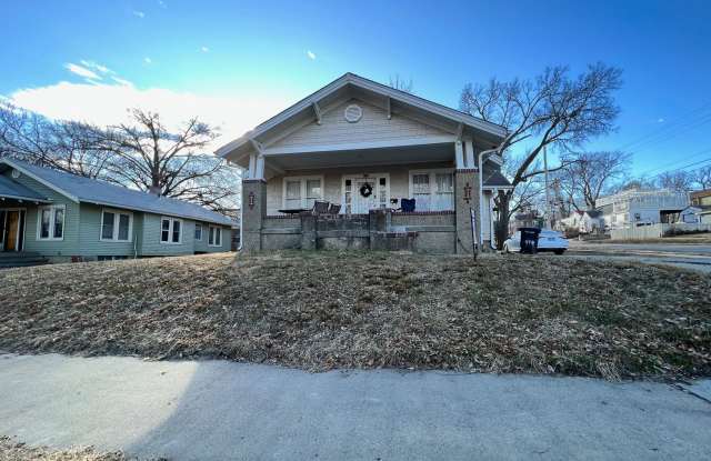 Charming 4 bed home. Close to KSU and Aggieville - 1645 Laramie Street, Manhattan, KS 66502