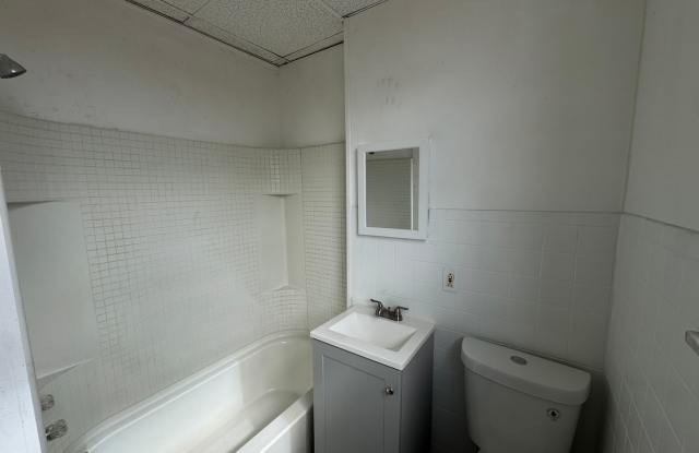 AVAILABLE NOW!! 5 BED 1 BATH SINGLE FAMILY HOME! Gallery 3