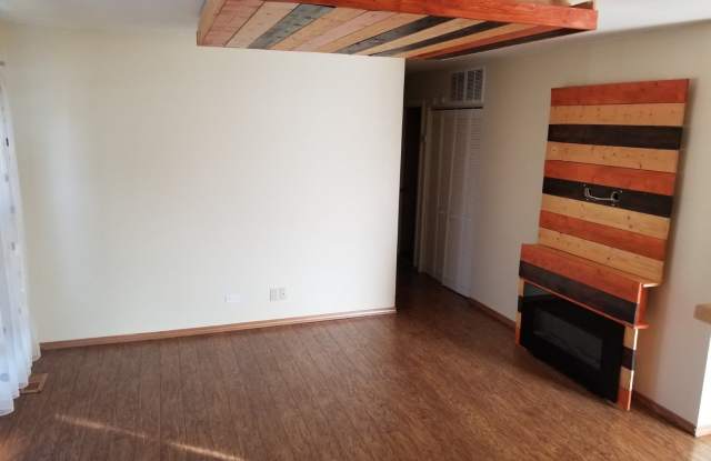 823 WELLINGTON Avenue Gallery 3