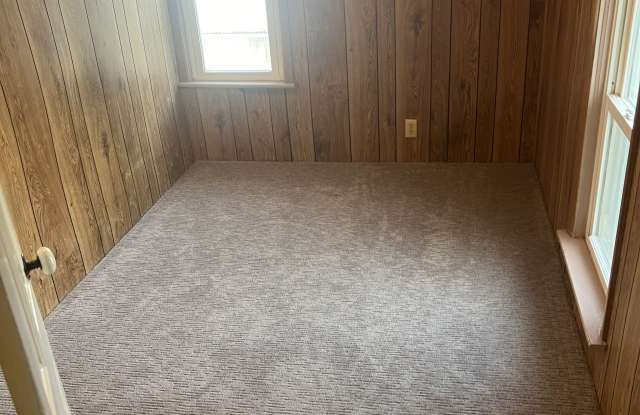 326 1/2 W 14th St - 326 West 14th Street, Holland, MI 49423