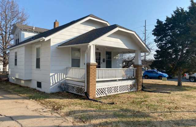 2+BR Across the street from Washburn University. Perfect for students or professor Gallery 4