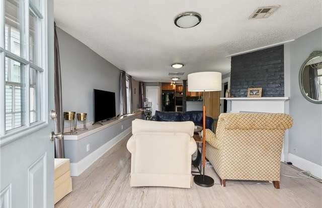 2825 ANNUNCIATION Street Gallery 3