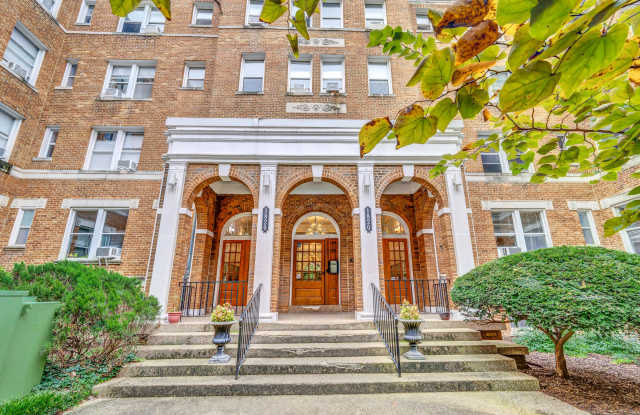 1820 Clydesdale Place Northwest - 1Apt 3 photos photos