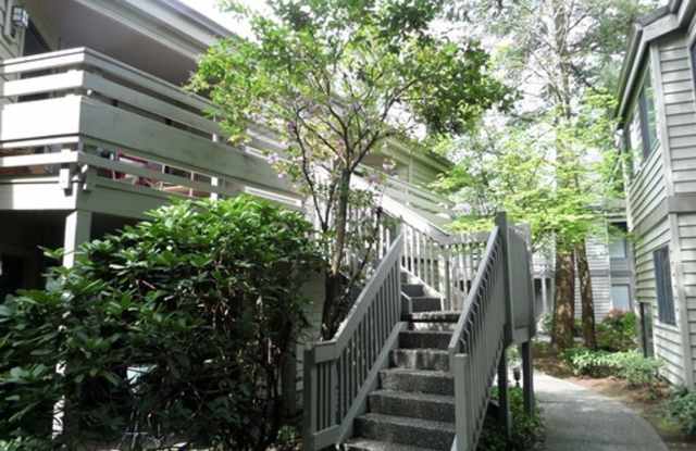 Super-Cute and LARGE Top Floor Condo in Sought-After Carlyle Community in Bellevue!! - 1318 Bellevue Way Northeast, Bellevue, WA 98004