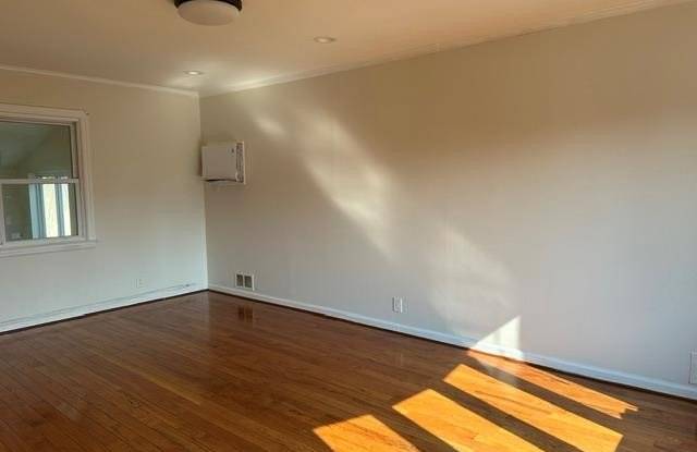 410 Herricks Road Gallery 3