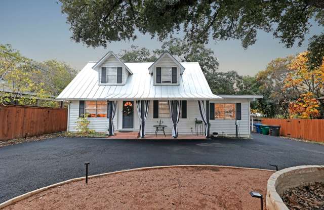 Urban Retreat: Cozy Charm in San Antonio - 335 Rainbow Drive, San Antonio, TX 78209