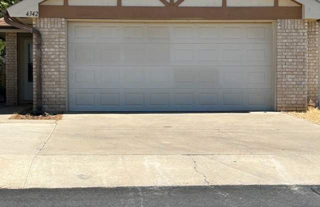 Beautiful Duplex in Esmond Estates Gallery 1