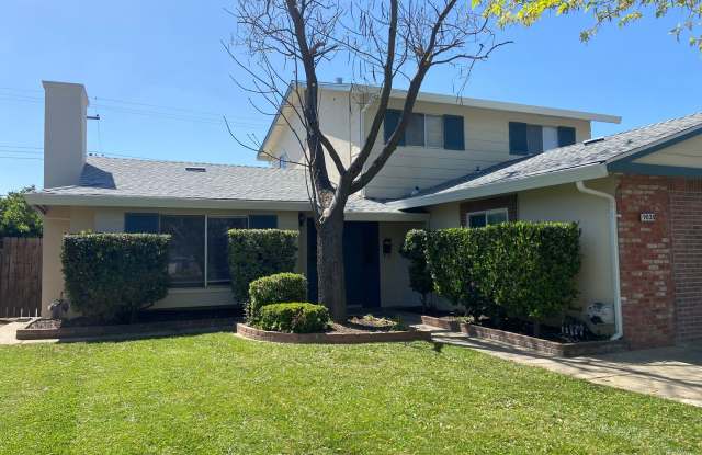 Close to CSUS - 7 Bdrm, 3 bath near La Riviera  Hwy 50 - 9038 Feather River Way, La Riviera, CA 95826