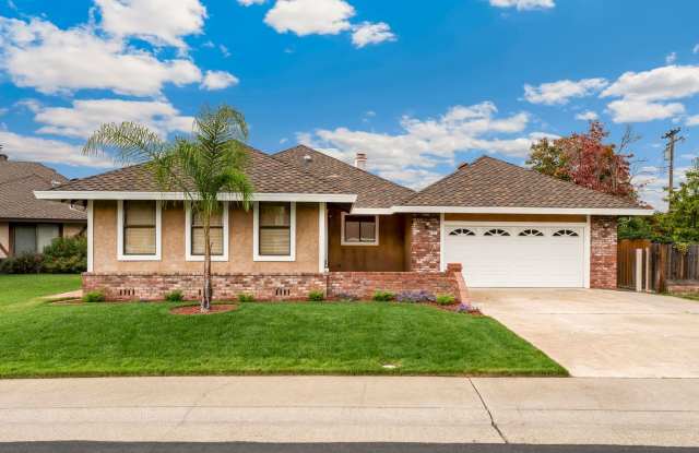 Quiet  Central Neighborhood - 3 Bedroom 2 Bathroom - Large Yard - Lawn Service Provided! photos photos