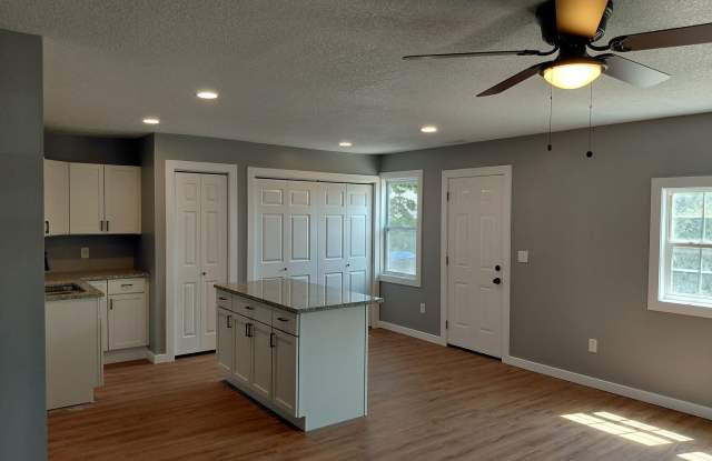 411 SE Pinecrest Dr photos photos