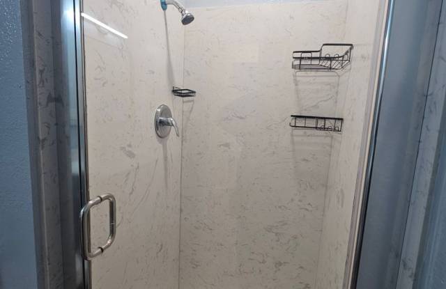 3 bedroom 2 bathroom  Sunny Updated home Near Community Park Gallery 4