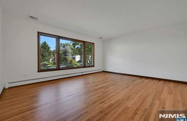 60 Gordon Avenue Gallery 4