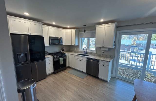 Modern 2 Bedroom Townhouse - 4 Sapphire Lane, Nashua, NH 03064