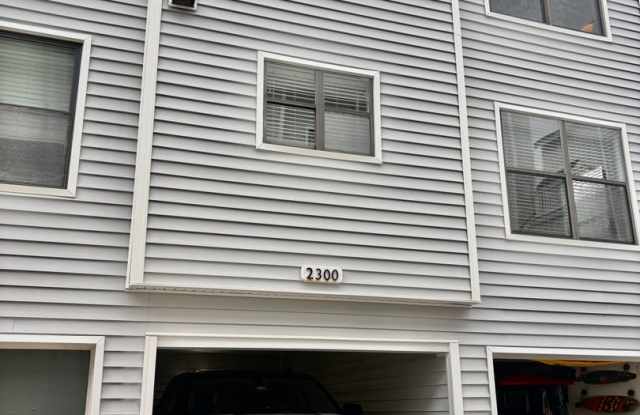 3BD/2.5 Bath End Unit Condo One Block from the Bay in Ocean Park! Attached One Car Garage! Gallery 3