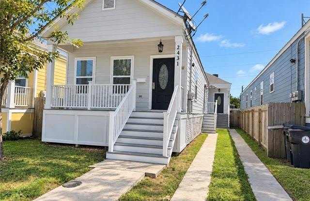 2429 ALMONASTER Avenue Gallery 1