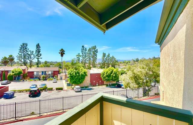 Darling, Upstairs, Corner-End Condo Unit in The Oaks HOA Community of Fallbrook! Gallery 4