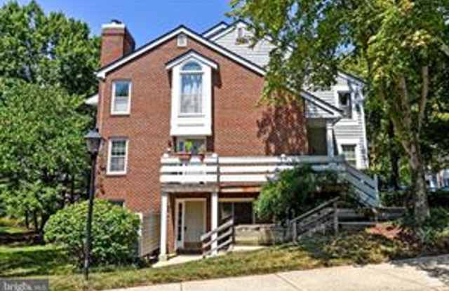 Charming and light-filled 1-bedroom, 1-bathroom corner unit on the main level photos photos