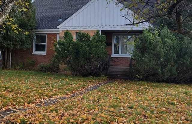 Duluth, MN - 4 bedroom - 3 bathroom - 1802 Carver Avenue, Duluth, MN 55803