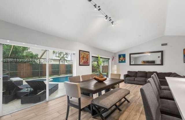 9430 SW 212th Ter Gallery 3