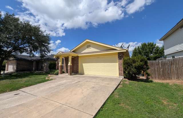 3/2/2 in Quail Valley / Fridge, Washer, Dryer Included / Owner Pays to Mow & Trim Yard / Large Deck in Backyard / CISD Gallery 4