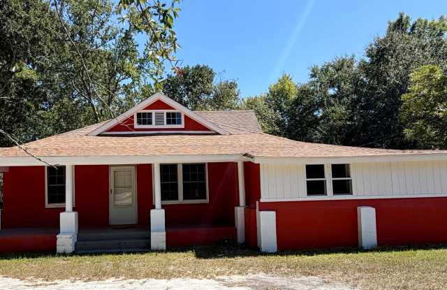 Spacious Home With Large Fenced Yard Gallery 1