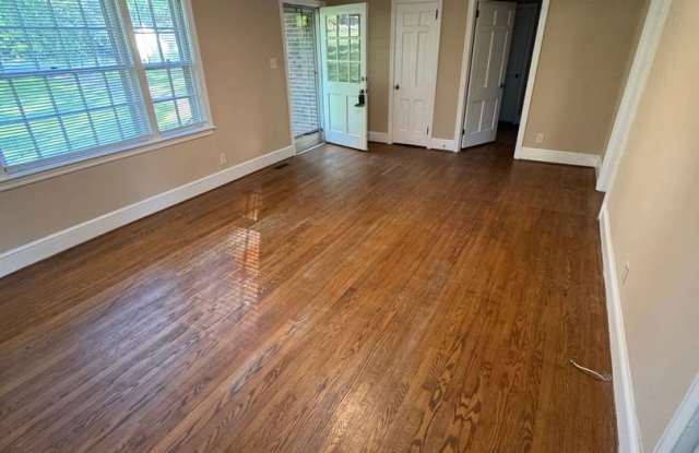 Two bedroom house with large yard in Bel Air Acres!! Gallery 3