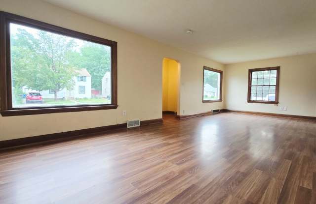 3 Bedroom 1 Bath House with Detached Garage Gallery 3