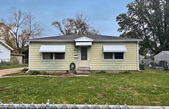 7215 S 71st Ave – 3 Bed/1 Bath in Papillion La Vista Schools | Hardwood Floors, Fenced Yard, Detached Garage Gallery 1