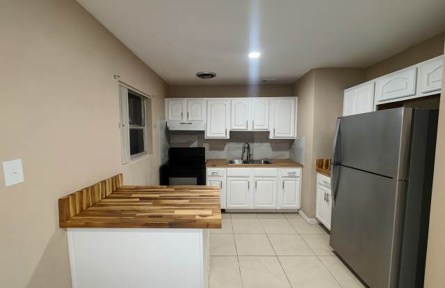 4837 Shoshone Street Gallery 4