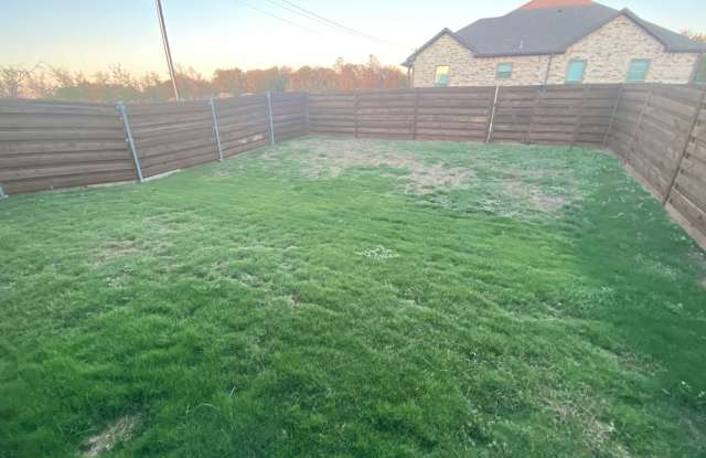 3/2 BROCK ISD - WATER & Lawn INCLUDED Gallery 4