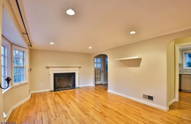 184 W Glen Ave - 184 West Glen Avenue, Ridgewood, NJ 07450