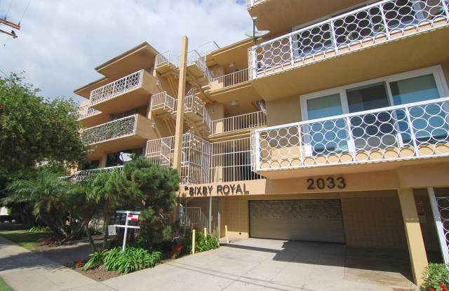 Top Floor 2 Bedroom Alamitos Beach Condo - 2033 East 3rd Street, Long Beach, CA 90814