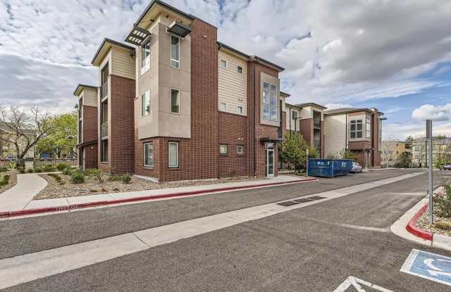 2 Bedroom Condo in Aurora Gallery 1