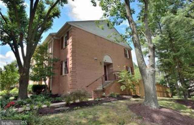 6098 CROWN ROYAL CIRCLE - 6098 Crown Royal Cir, Franconia, VA 22310