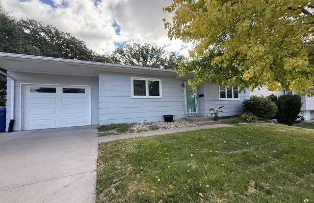Charming 3 Bed, 1 Bath Home in Quiet Bettendorf Neighborhood photos photos