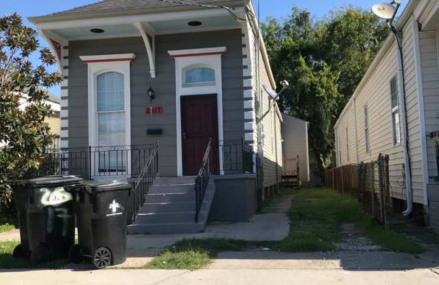 ***$500 Move-In Special*** SPACIOUS 3 BR/2 BA Rental in Mid-City with BACKYARD and DRIVEWAY (Section 8 not accepted) photos photos