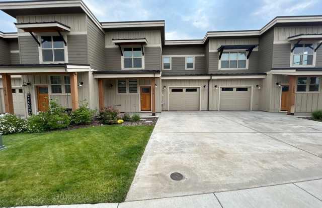 2 Primary Bedroom Suites / 2.5 Bathroom Townhouse in Redmond OR photos photos