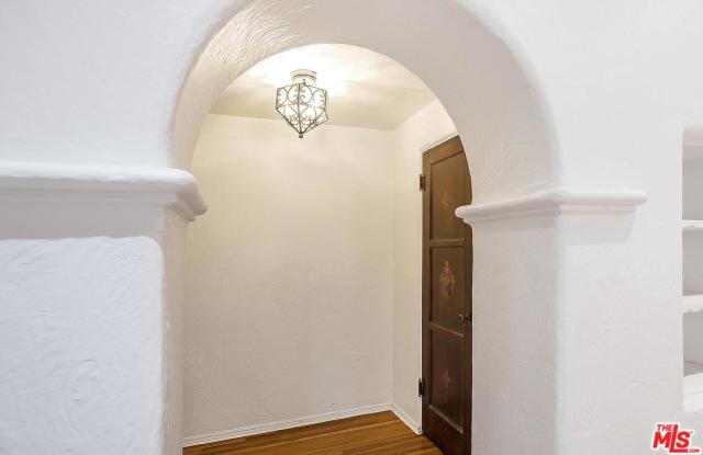 149 South MANSFIELD Avenue Gallery 4