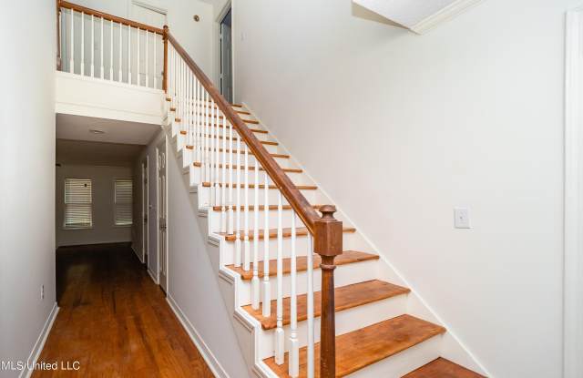 296 Park Ln Court Gallery 2