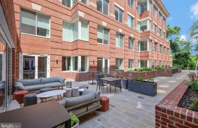 635 SLATERS LANE photos photos