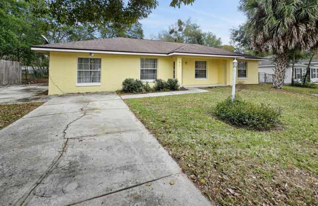 415 Water Rd - 415 Water Road, Silver Springs Shores, FL 34472