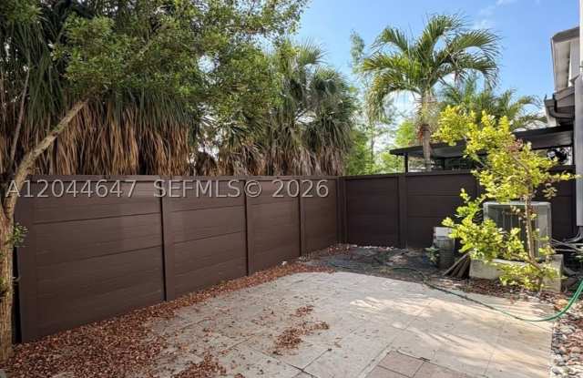 15668 NW 91st Ct Gallery 1