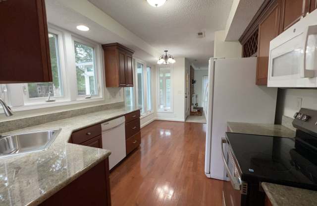 Spacious 4-Bedroom Home with Sunroom! Gallery 4