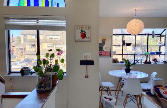 2BD/2.5BA Townhouse with Garage! Blocks from the Chesapeake Bay!! Gallery 3