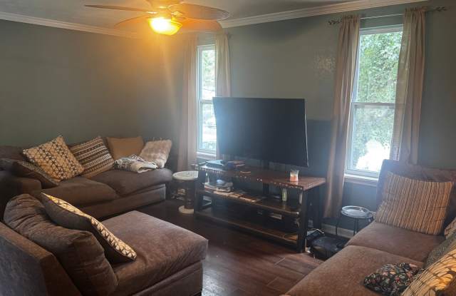 Prime Location Rental! Gallery 3