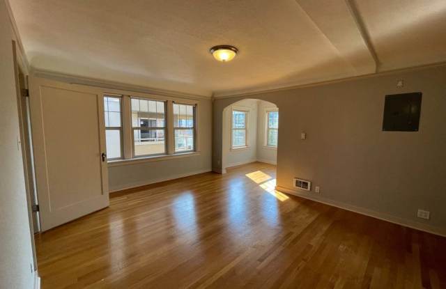 Queens Court Condo #310 - Top Floor Corner Unit - W/S/G included in rent! photos photos
