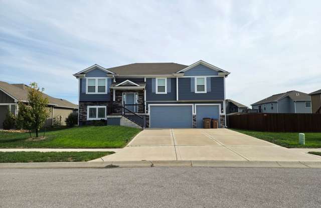 Stunning 4-bedroom, 3-bathroom, Split-Level Gallery 1