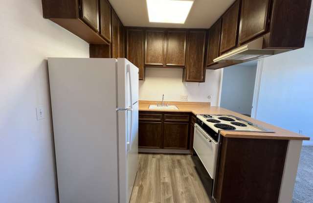 UPSTAIRS 1 BED 1 BATH w/ ONSITE LAUNDRY Ask about the rent special!! photos photos