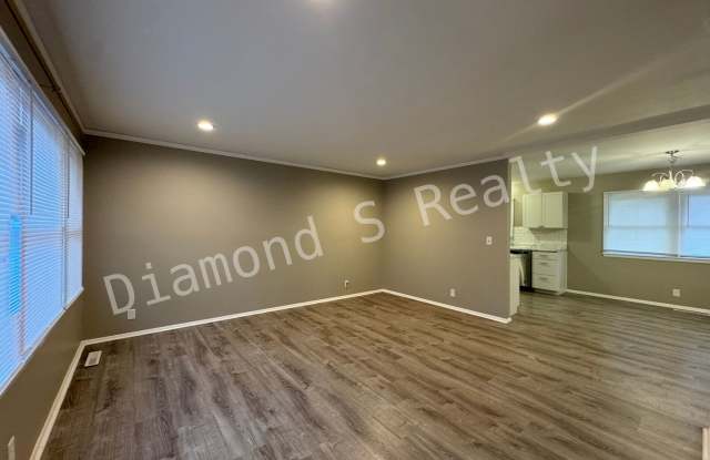 Close to Mercy Hospital! Three bedroom home! Gallery 4