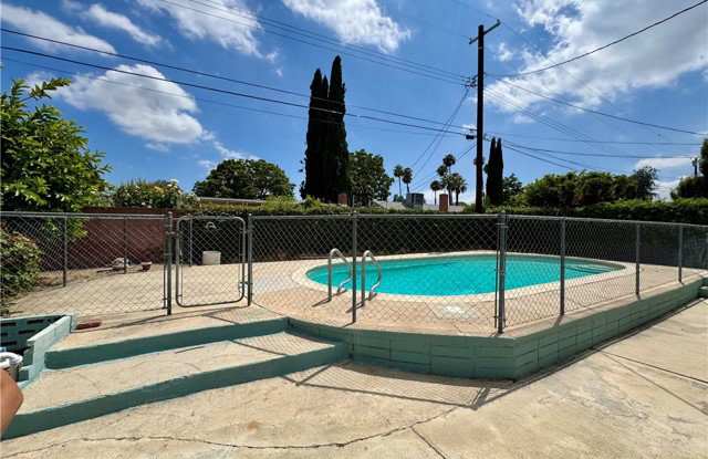 22936 Gault Street Gallery 1